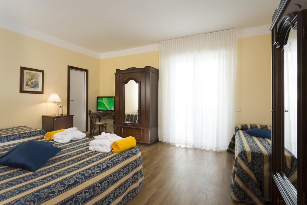 Hotel Milano Helvetia - In Centro Con Piscina Riccione Exteriér fotografie