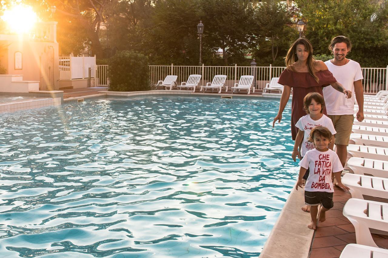 Hotel Milano Helvetia - In Centro Con Piscina Riccione Exteriér fotografie