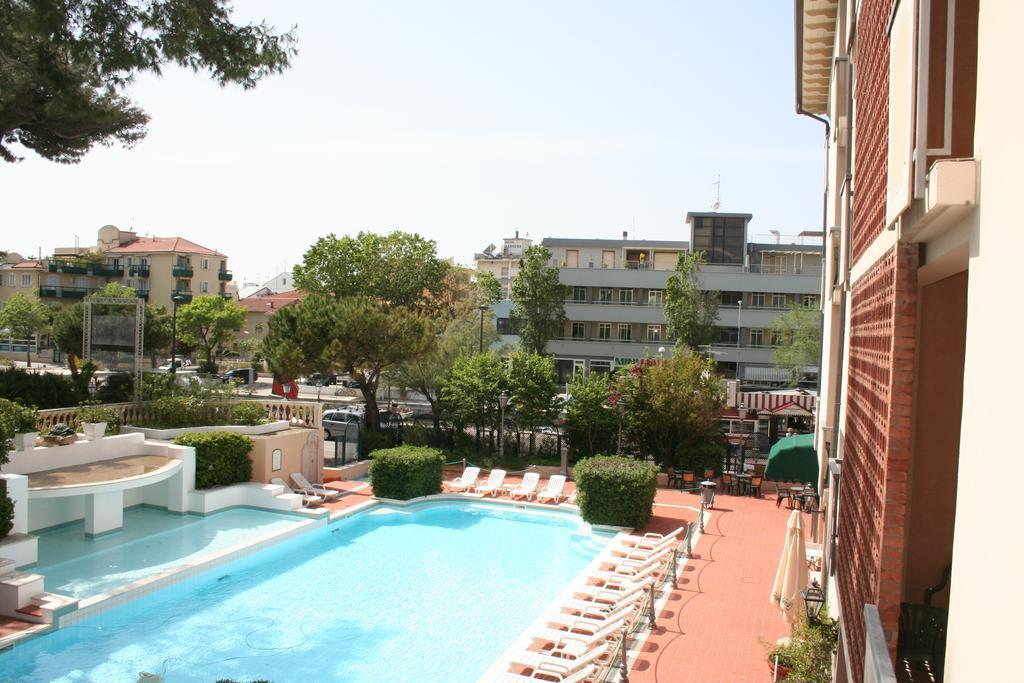 Hotel Milano Helvetia - In Centro Con Piscina Riccione Exteriér fotografie