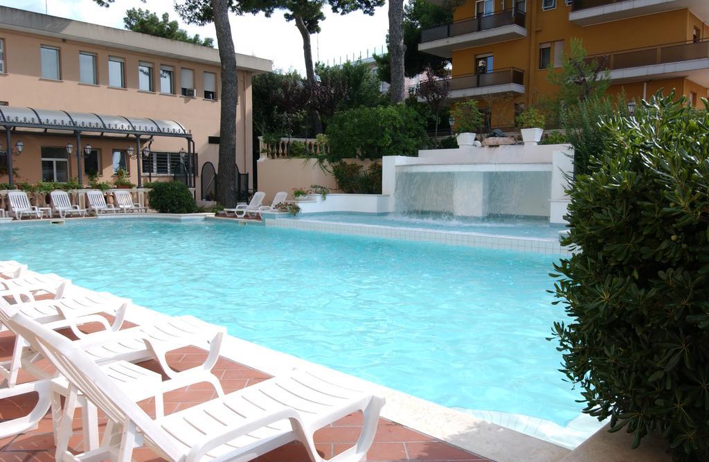 Hotel Milano Helvetia - In Centro Con Piscina Riccione Exteriér fotografie